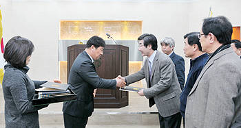 현연수 계장<사진 가운데>이 지역 초등학교 선생님들에게 낙농인들의 정성이 담긴 장학증서를 전달하고 있다.
