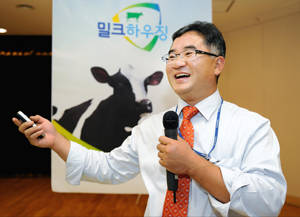 이재규PM이 신제품에 대한 설명을 하고 있다.