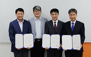 농림축산식품부는 지난 17일 한국계육협회 회의실에서 축산계열화 모범사업자 지정서 수여식을 개최했다. 왼쪽부터 체리부로 박종걸 부회장, 농림축산식품부 권재한 축산정책국장, 유성농산 이춘길 대표, 한강CM 박길연 대표.