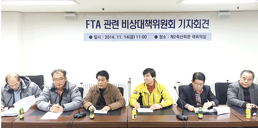 여야정협의체가 합의한 FTA대책과 관련 기자회견을 하고 있는 축산단체장들. 왼쪽부터 한우협회 이강우 회장, 낙농육우협회 손정렬 회장, 비대위 이창호 위원장(축단협회장, 오리협회장), 한돈협회 이병규 회장, 육계협회 정병학 회장, 양계협회 오세을 회장.