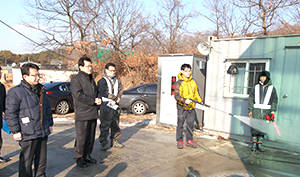 이시종 충북도지사(왼쪽 두 번째)가 괴산 청암 방역 초소에서 이재하 괴산군 축산과장이 소독약을 뿌리는 것을 지켜보고 있다.