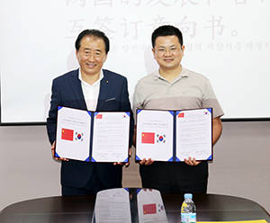 강병무 조합장(왼쪽)이 중국 산동성 웨이팡시 예상국제무역유한공사 왕수군 회장과 한우고기 및 목우촌햄, 임실치즈 등 전북서 생산된 축산물을 수출키로 상호협력 의향서를 체결하고 기념촬영했다.