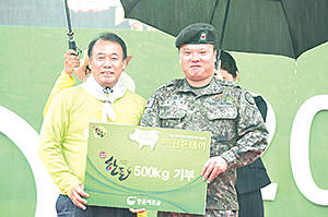 전국양돈조합장협의회 이영규 회장이 군부대에 500kg의 한돈을 전달하고 있다.