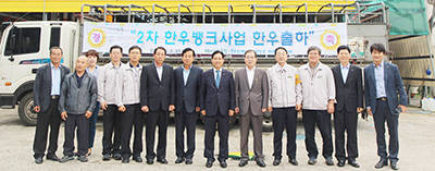 2차 한우뱅크사업의 첫 출하를 축하하며 하동축협 이병호 조합장(오른쪽에서 다섯 번째), 하동화력본부 정연수 본부장(오른쪽에서 여섯 번째)을 비롯한 관련기관 관계자들이 함께 자리했다.