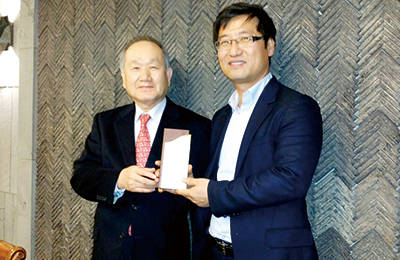 윤봉중 축산포럼 회장(사진 왼쪽)이 박정훈 원예산업과장에게 감사패를 수여한 후 기념촬영을 하고 있는 모습.