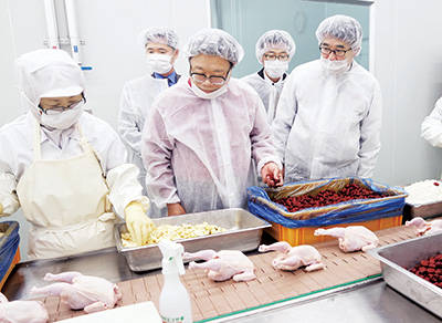 한우와 삼계탕 등의 해외 수출길이 열리면서 이동필 농식품부 장관(사진 가운데)이 삼계탕 가공 현장을 방문했다. 