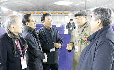 축산정책포럼 회원들이 태안GGP를 둘러보고 있다.(왼쪽부터 윤봉중 본지회장, 한재권 (주)조인 회장, 이병모 전한돈협회장, 윤희진 다비육종 회장, 노경상 한국축산경제연구원장)