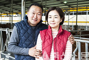 풀물농장(경기도 김포시) 한해경·고재옥 부부가 농장을 배경으로 포즈를 취했다.