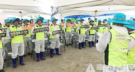 캠페인이 진행된 가화양돈농장에선 ‘범 축산인 자정 축산환경개선 결의대회’가 열렸다. 농식품부 박홍식 과장(앞줄 왼쪽 첫 번째부터), 김태환 농협 축산경제대표를 비롯한 축협조합장, 나눔축산운동 서포터즈 등이 축산환경개선을 다짐하고 있다.