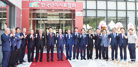 최근 신축한 한국단미사료협회 사료연구소 앞에서 참석한 내빈들이 협회 및 연구소의 발전을 함께 응원했다. 왼쪽부터 김명규 축산물처리협회장, 서종구 한국사슴협회장, 황협주 한국양봉협회장, 임경종 가축위생방역지원본부장, 윤봉중 축산신문 회장, 이양희 한국사료협회장, 문정진 축산관련단체협의회장, 이승호 한국낙농육우협회장, 박해상 한국단미사료협회장, 이재욱 농림축산식품부 식품산업정책실장, 이재관 세종시행정부시장, 박봉균 농림축산검역본부장, 이창범 낙농진흥회장, 양창범 국립축산과학원장, 백종호 축산물품질평가원장, 박석남 한국단미사료협회 전 회장(8~10대) ,김광수 한국단미사료협회 전 회장(15대).
