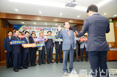 부산·울산·경남축협조합장들이 냄새 없는 친환경 축산 구현과 함께 무허가축사 적법화 지원을 통한 조기 달성을 위해 최선을 다할 것을 다짐하고 있다.