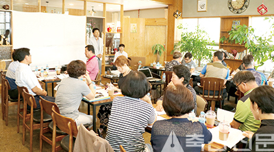 지난 20일 충남 당진에서 종계부화위 지부순회토론회가 있었다. 사진은 연진희 위원장이 농가들에게 당부의 말을 전하고 있는 모습.