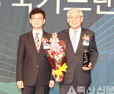 횡성축협 엄경익 조합장(오른쪽)이 2018 국가브랜드 시상식서 영예의 대상 트로피를 수여받았다.