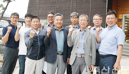 지난 10일 강원권 설명회에 참석한 종돈업계 관계자들이 종돈협회 설립을 위한 파이팅을 외치고 있다.