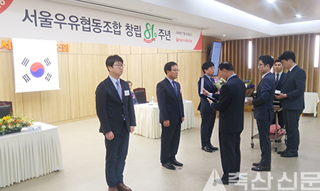 이상진 마케팅본부장(왼쪽에서 두 번째)이 송용헌 조합장으로부터 25년 근속패를 대표로 받고 있다.