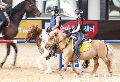 어린이 승마공연 연습 중인 꼬마 승마선수들.