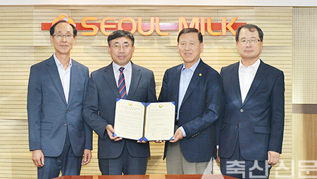 서울우유는 지난달 27일 서울지방고용노동청과 ‘노동시간 단축’을 위한 업무협약을 체결했다. 왼쪽부터 김영규 서울지방고용노동청 북부지청장, 나영돈 서울지방고용노동청장, 송용헌 조합장, 최철수 서울우유 상임이사.