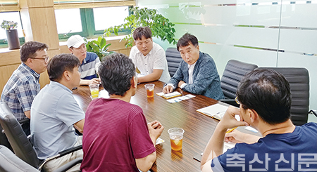 하태식 회장(사진 오른쪽 두번째)이 음성과 안성축산물공판장에서 중도매인 등 관계자들과 의견을 교환하고 있다.