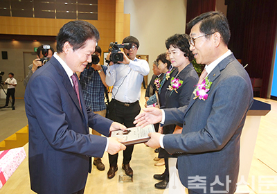 농협중앙회 김병원 회장이 당진낙협 이경용 조합장에게 상패를 수여하고 있다.