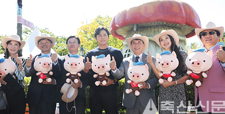 사진 왼쪽부터 한돈명예홍보대사 전형주 장안대 교수, 축단협 문정진 회장, 농식품부 이재욱 식품산업정책실장, 한돈홍보대사 배우 장동건씨, 하태식 위원장, 한돈명예홍보대사 미스코리아 송다은씨, 버박코리아 신창섭 대표가 한도니 인형이벤트를 펼치고 있다.