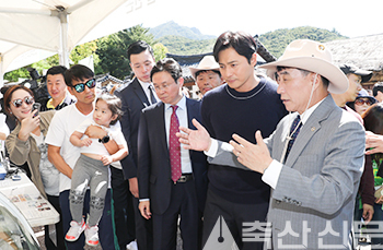 하태식 위원장이 한돈브랜드존을 찾은 이재욱 실장과 장동건씨에게 다양한 한돈브랜드를 소개하고 있다.