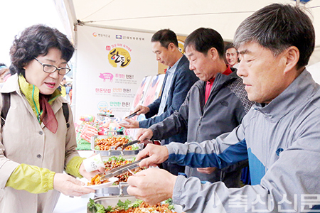 한돈협회 성주지부 회원들이 시식회 행사를 갖고 있다.