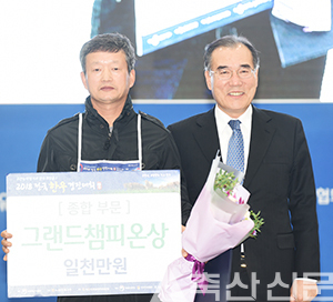 전국한우경진대회에서 종합부문 그랜드챔피언을 수상한 충북 음성축협 홍창영 조합원과 이개호 농림축산식품부장관(오른쪽).