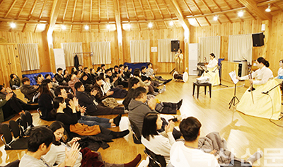 매일유업 베이문행사에 참석한 예비 엄마와 아빠들이 소리연의 국악연주를 감상하고 있다.