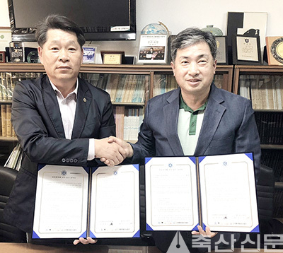 순천대 양철주 교수(오른쪽)와 서두석 제궁영농조합법인 대표가 MOU를 체결한 후 기념촬영을 하고 있다.