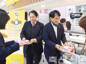 한돈자조금 하태식 위원장(대한한돈협회장, 사진 오른쪽)과 이영규 도드람양돈조합장이 경기도 이천 소재 도드람양돈조합 직영판매장에서 소비자들에게 한돈의 우수성을 홍보하고 있다.