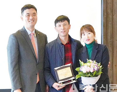 퓨리나 육영농장 우수농장의 날 주인공인 양현덕 사장 내외(가운데)와 퓨리나사료 유재경 이사.