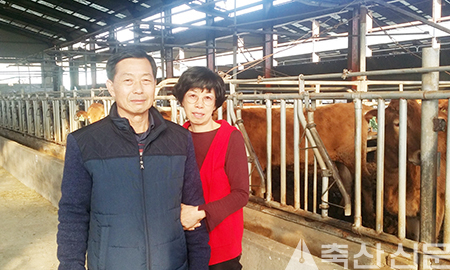 평송한우농장 이구영, 최금주 부부가 바쁜 일손을 잠시 멈추고 포즈를 취했다.