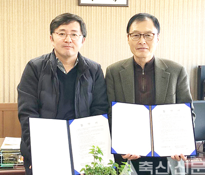 김락석 대표(오른쪽)와 최성호 교수가 충북한우산업 발전을 위한 협약을 체결하고 나란히 포즈를 취했다.