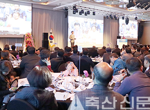 김신길 이사장이 ‘새로운 도전’이라는 주제강연을 통해 농기계조합의 국내외 추진전략을 발표하고 있다.