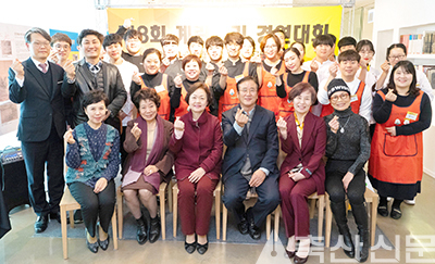 제8회 계란요리경연대회 참가자와 심사위원들이 시상식을 마치고 기념촬영을 하고 있다.