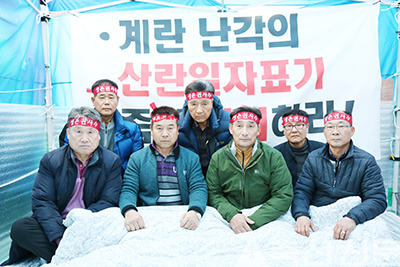 농성장에서는 양계협회 회원 농가들이 연일 방문하며 이홍재 회장(앞줄 왼쪽 세 번째)을 격려하고, 대책방안 논의에 열을 올리고 있다.