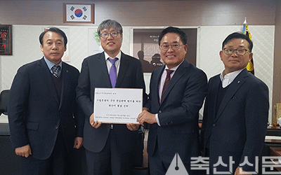 양돈조합장협의회는 수입돈육 취급업체에 대한 둔갑판매 단속을 강화해 달라고 건의했다. 왼쪽부터 이영규 도드람양돈조합장, 조재호 농산물품질관리원장, 이상용 양돈조합장협의회장, 정상태 농협축산지원부장.