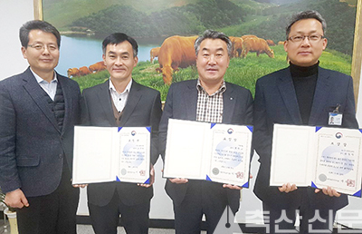 부여축협 정만교 조합장과 직원들이 농림축산식품부 장관 표창을 받았다. 왼쪽부터 부여축협 김용덕 전무, 조성범 과장대리, 정 조합장, 손길영 상무.