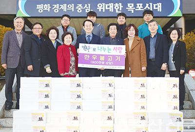 안규상 전국한우협회 광주전남도지회장(앞줄 오른쪽에서 네 번째)이 김종식 폭포시장(다섯번째)에게 한우불고기를 전달하고 사진촬영을 하고 있다.