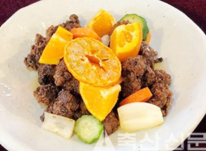 하림이 이번에 선보인 레시피인 ‘하얀 닭갈비’(위쪽 사진)와 ‘한라봉 메밀탕수’.