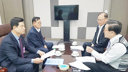 오른쪽부터 시계 반대 방향으로 윤일규 의원, 김태환 대표, 정상태 농협 축산지원부장, 임상덕 조합장.