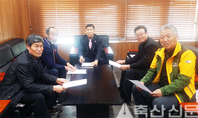 서울우유조합 선거관리위원회 위원장과 위원들이 바쁜 일손을 멈추고 기념촬영에 나섰다.