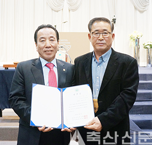 이승호 회장(왼쪽)이 당선증을 보이며 기뻐하고 있다.
