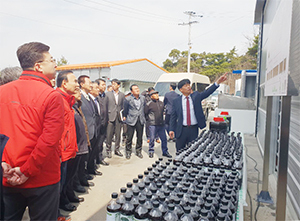 홍용표 괴산지부장이 행사에 참석한 각계 인사들에게 공동자원화센터 현황을 설명하고 있다.
