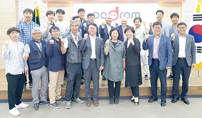 세미나 직후 도드람양돈농협 박광욱 조합장(둘째줄 오른쪽에서 다섯 번째)과 임직원들이 호세 마뉴엘 박사와 함께 ASF 예방을 다짐하고 있다.