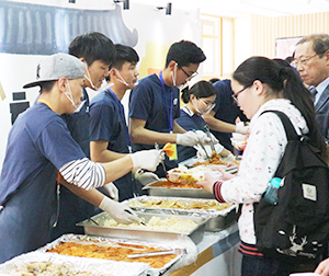 몽골 후레대학 학생들이 K-FOOD를 체험하고 있다.