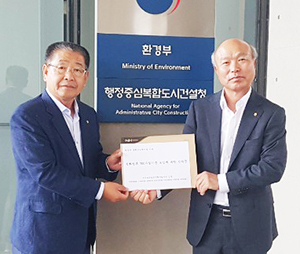 조합장들은 지난 7일 정부세종청사 환경부를 찾아 TOC 도입 관련 건의문을 전달했다. 왼쪽부터 이정배 서울경기양돈조합장, 박광욱 도드람양돈조합장.