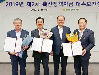 왼쪽부터 김성동 청송영양축협장, 이대영 홍성축협장, 김태환 축산대표, 최병은 진천축협장.