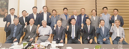 축정포럼은 지난 1일 김진표 의원을 초청, 축산에 대한 다양한 의견을 나눈 뒤 기념촬영을 했다.