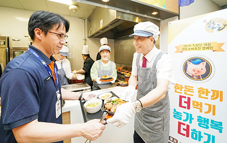 한돈자조금 하태식 위원장이 직장인들에게 한돈으로 만든 식사를 제공하고 있다.